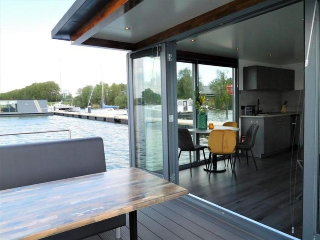 Beautiful Houseboat In The Harbour Of Volendam Near Centre Hotel Luaran gambar